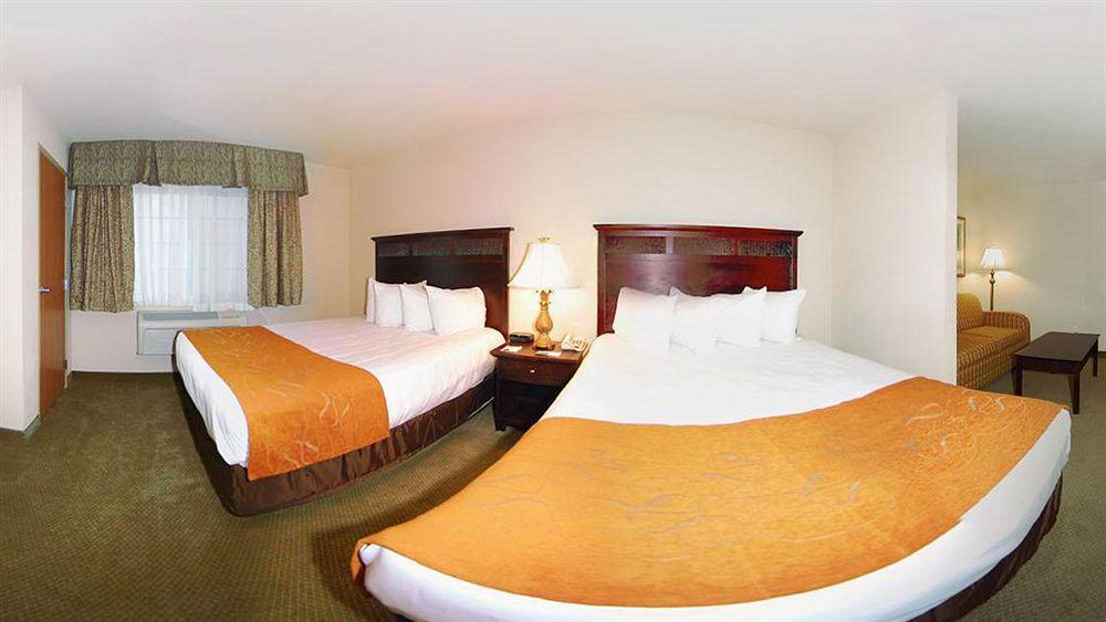 Comfort Suites Johnson Creek Conference Center Экстерьер фото