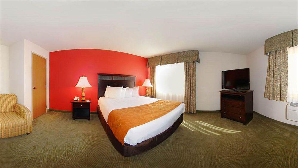 Comfort Suites Johnson Creek Conference Center Экстерьер фото