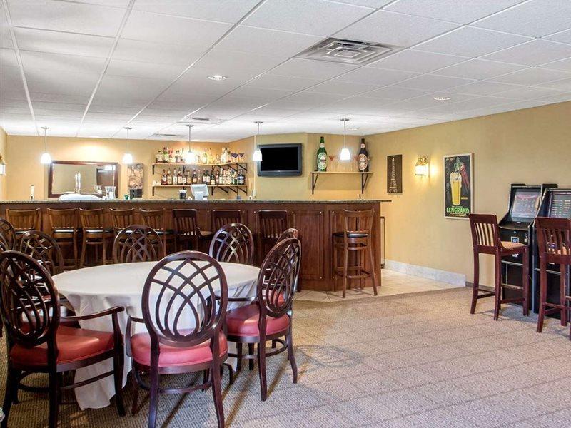 Comfort Suites Johnson Creek Conference Center Экстерьер фото