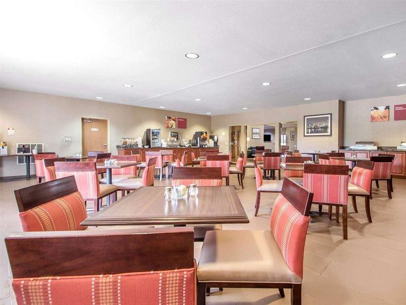 Comfort Suites Johnson Creek Conference Center Экстерьер фото