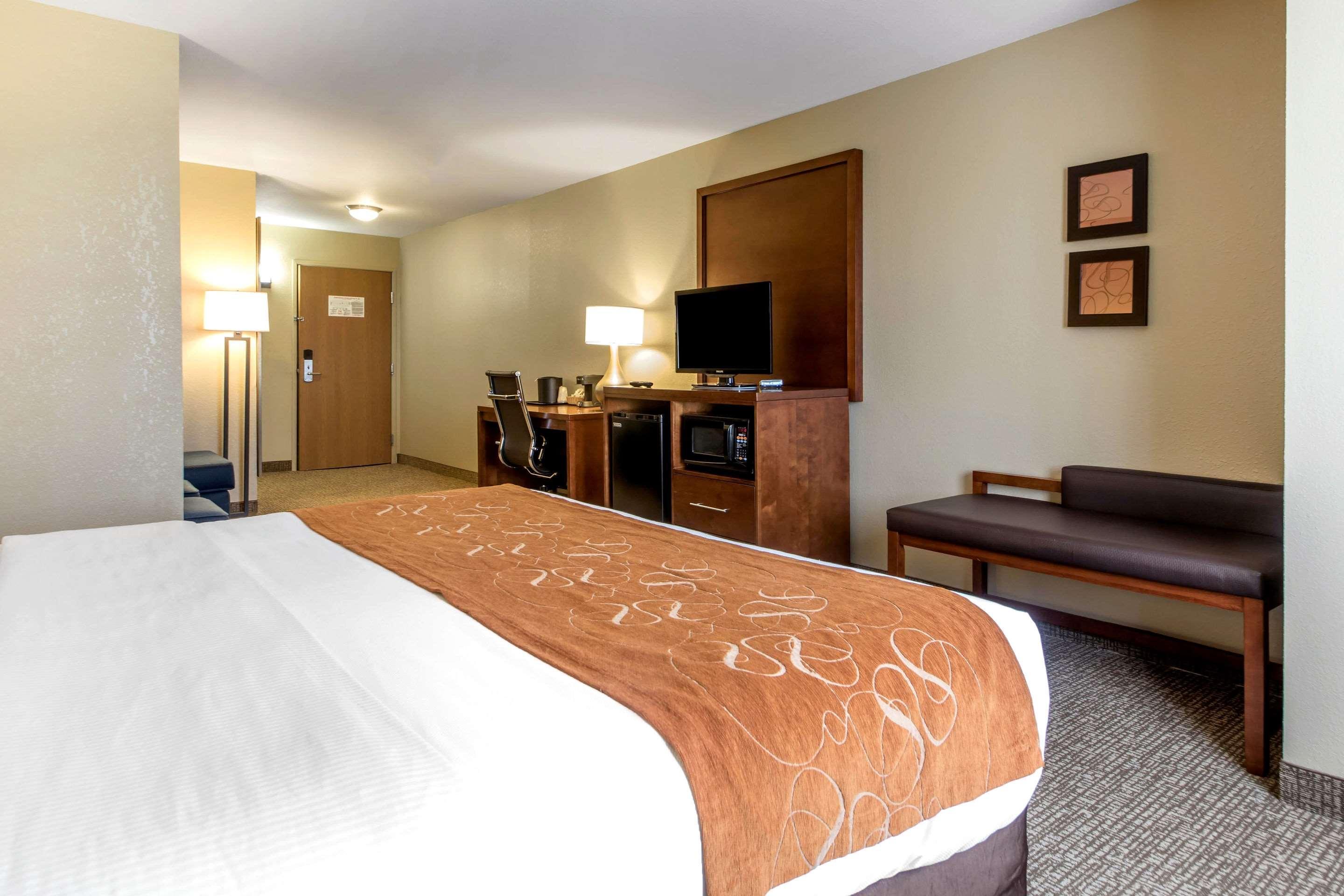 Comfort Suites Johnson Creek Conference Center Экстерьер фото