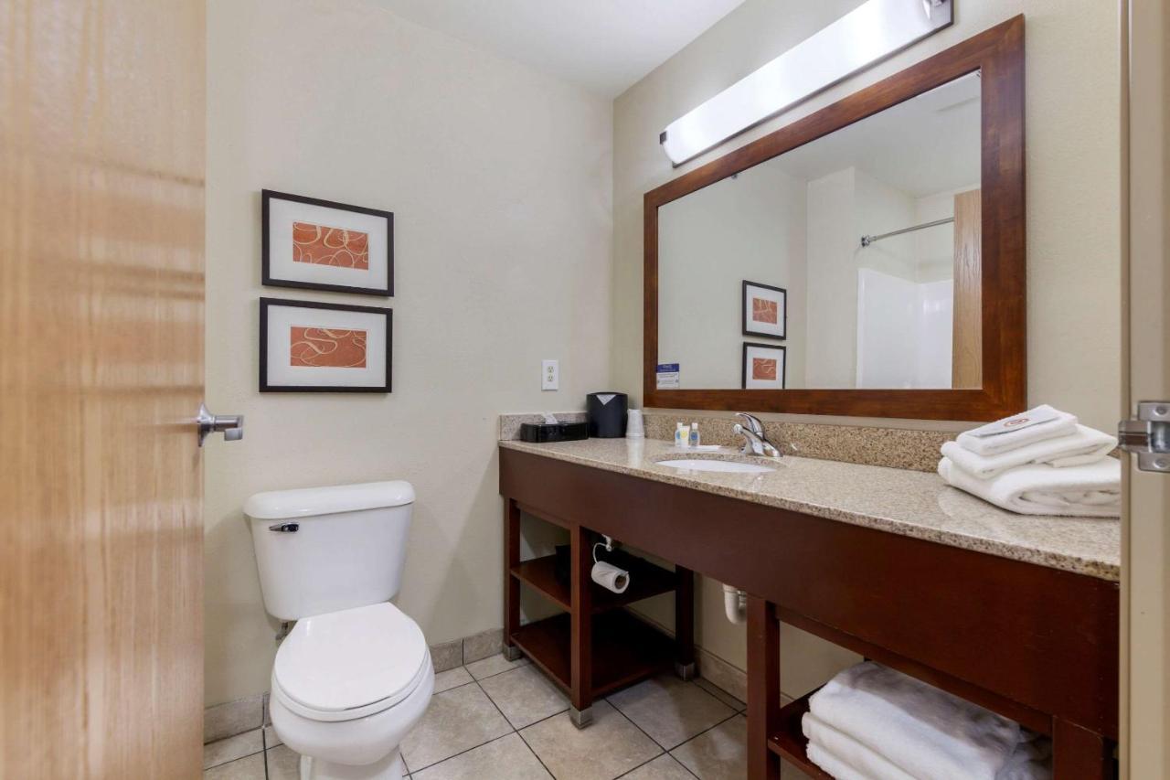 Comfort Suites Johnson Creek Conference Center Экстерьер фото
