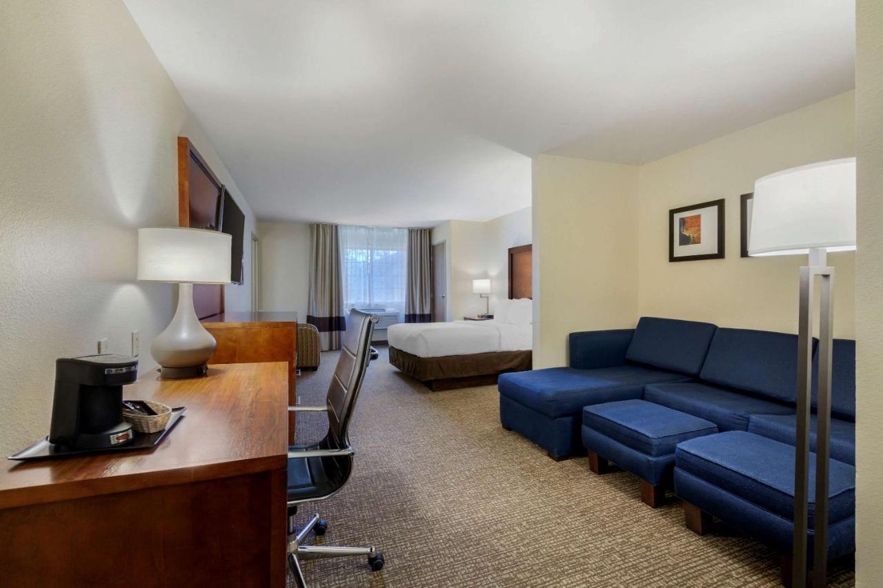 Comfort Suites Johnson Creek Conference Center Экстерьер фото