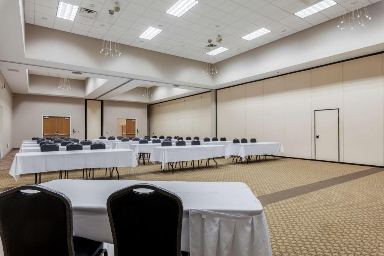 Comfort Suites Johnson Creek Conference Center Экстерьер фото