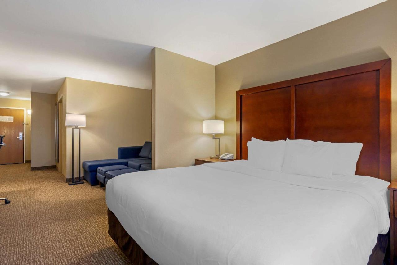 Comfort Suites Johnson Creek Conference Center Экстерьер фото
