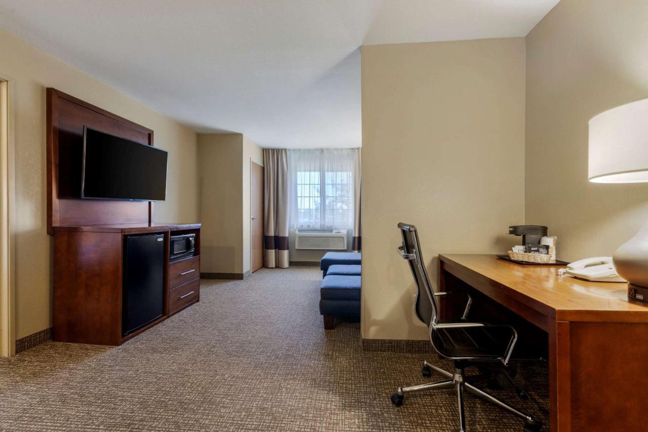 Comfort Suites Johnson Creek Conference Center Экстерьер фото