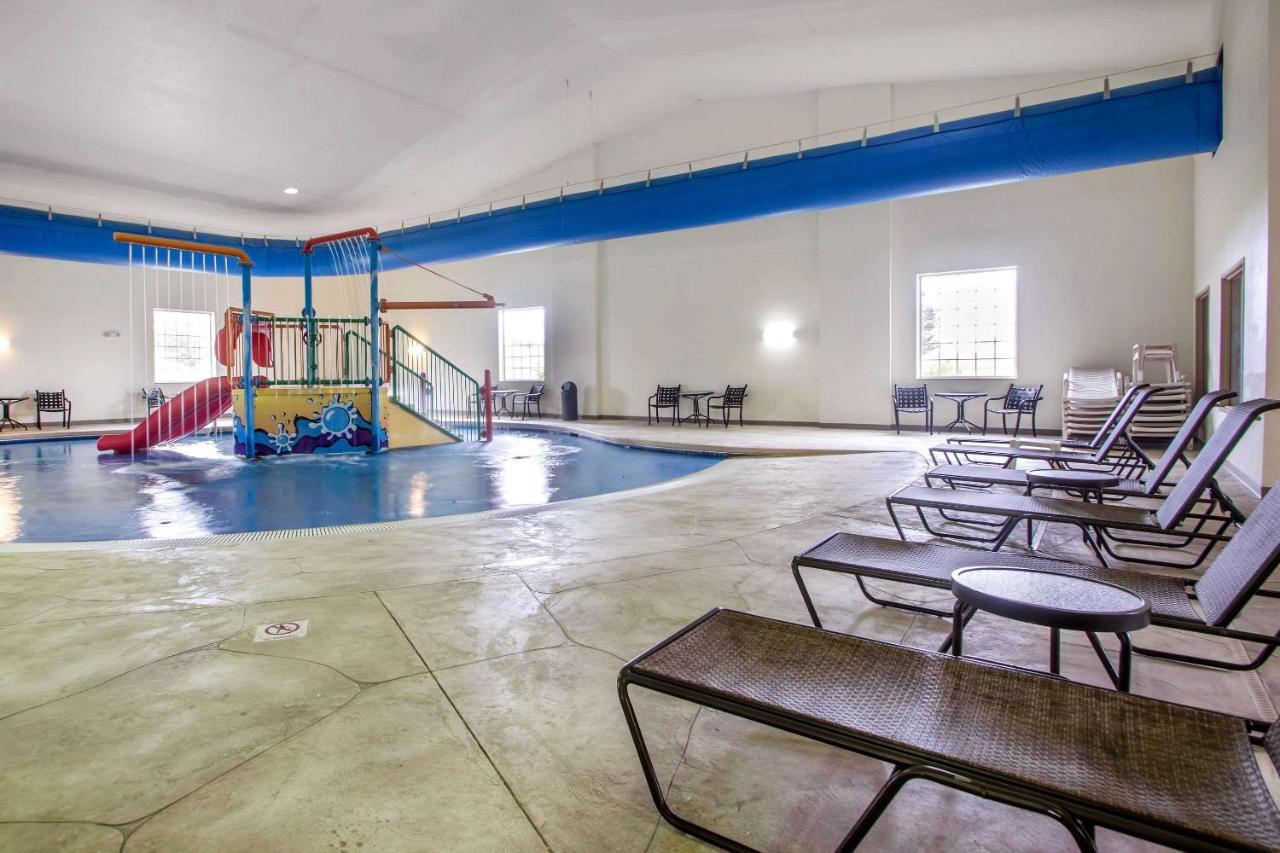 Comfort Suites Johnson Creek Conference Center Экстерьер фото