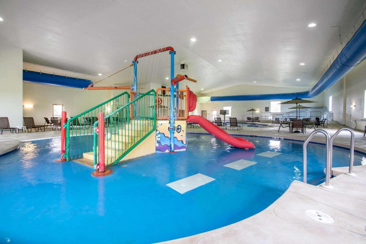 Comfort Suites Johnson Creek Conference Center Экстерьер фото