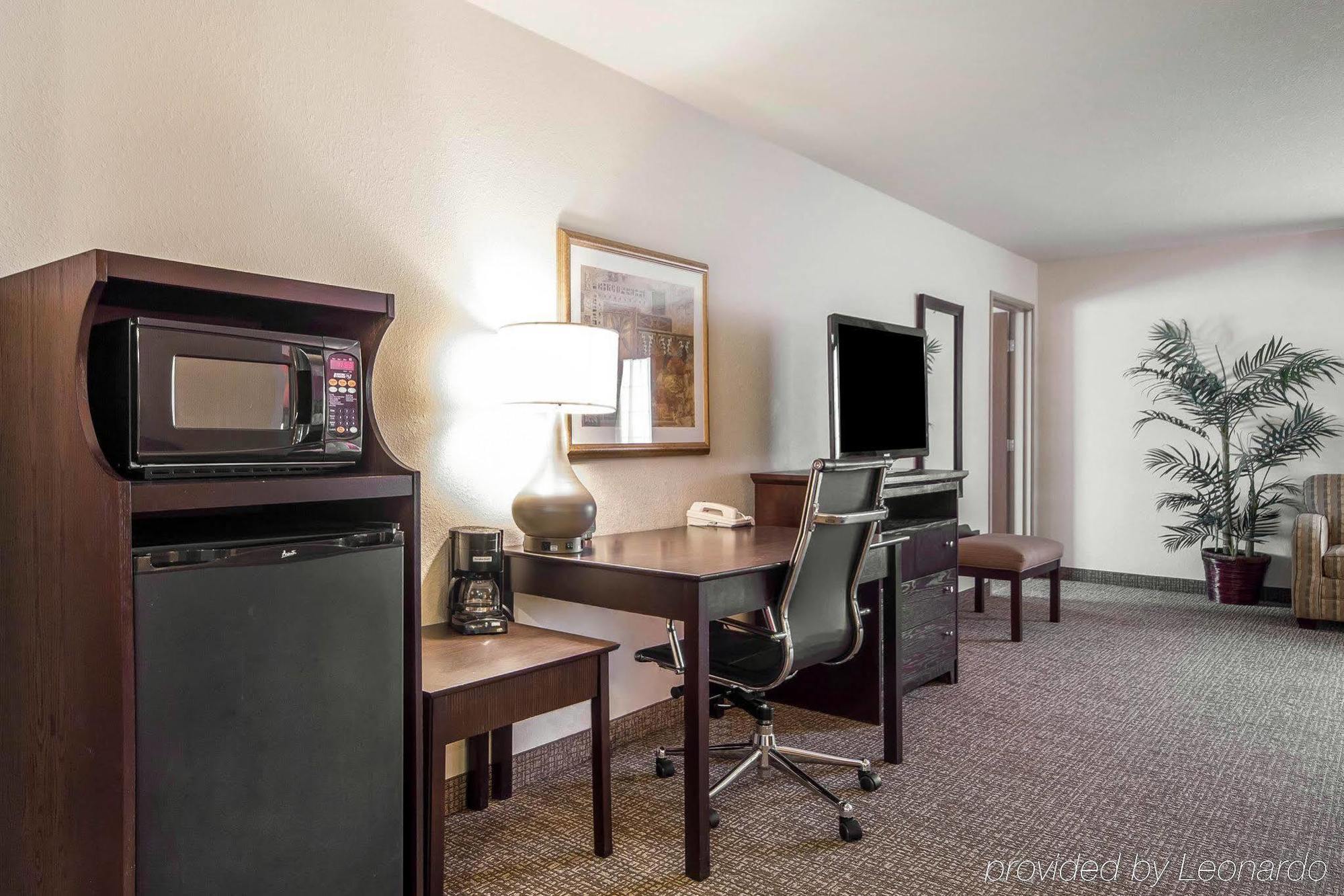 Comfort Suites Johnson Creek Conference Center Экстерьер фото
