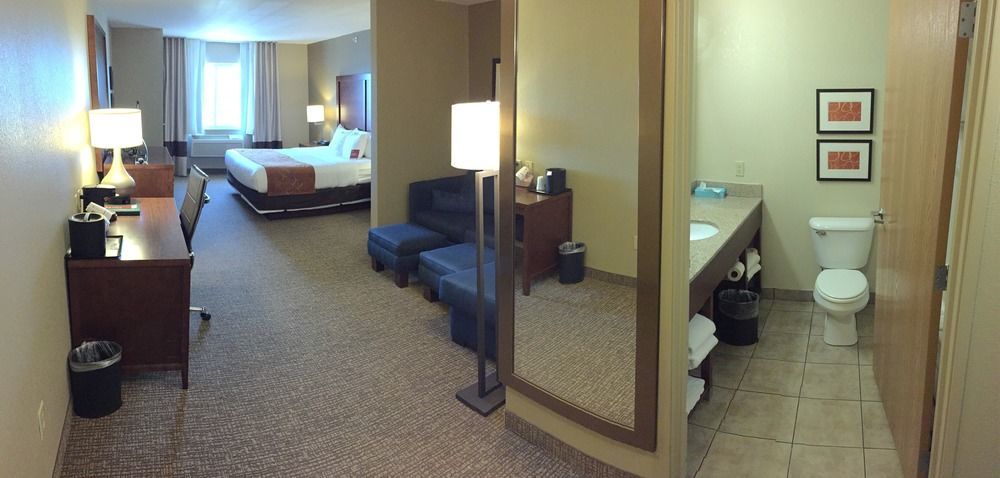 Comfort Suites Johnson Creek Conference Center Экстерьер фото