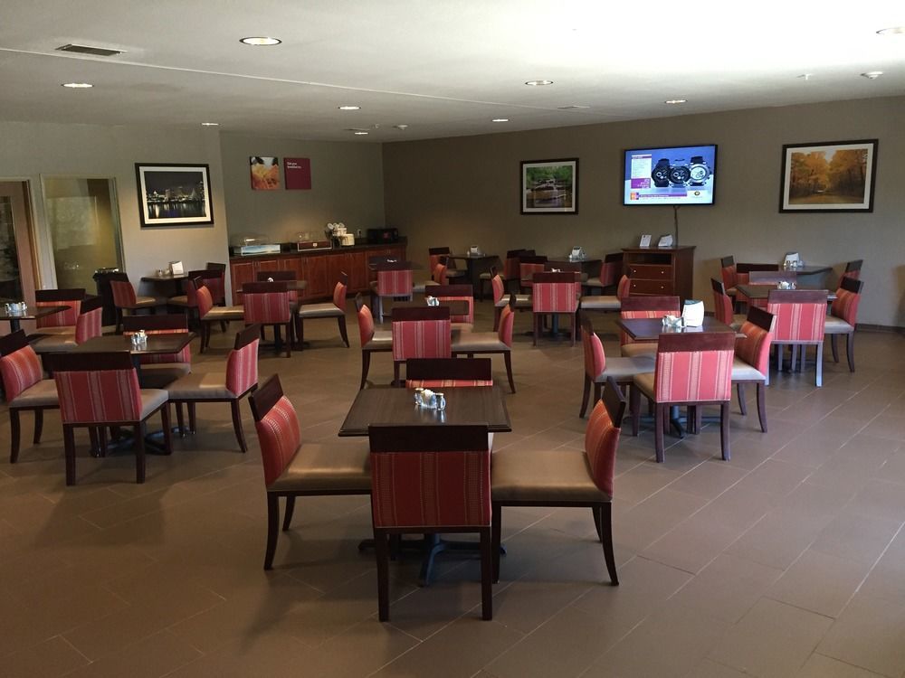 Comfort Suites Johnson Creek Conference Center Экстерьер фото