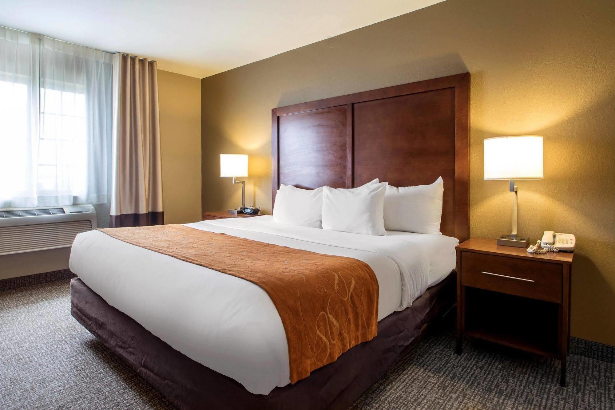 Comfort Suites Johnson Creek Conference Center Экстерьер фото