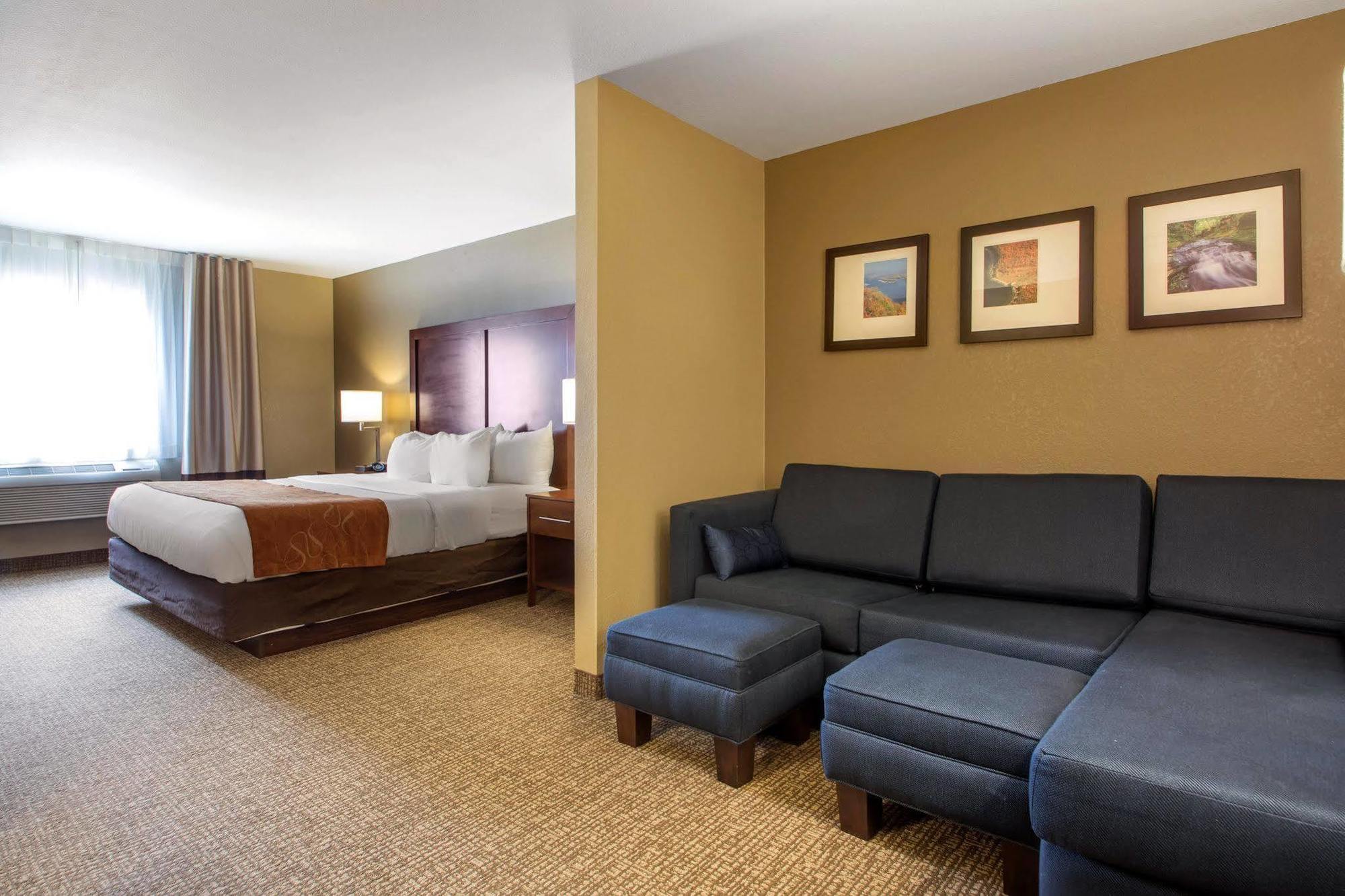 Comfort Suites Johnson Creek Conference Center Экстерьер фото