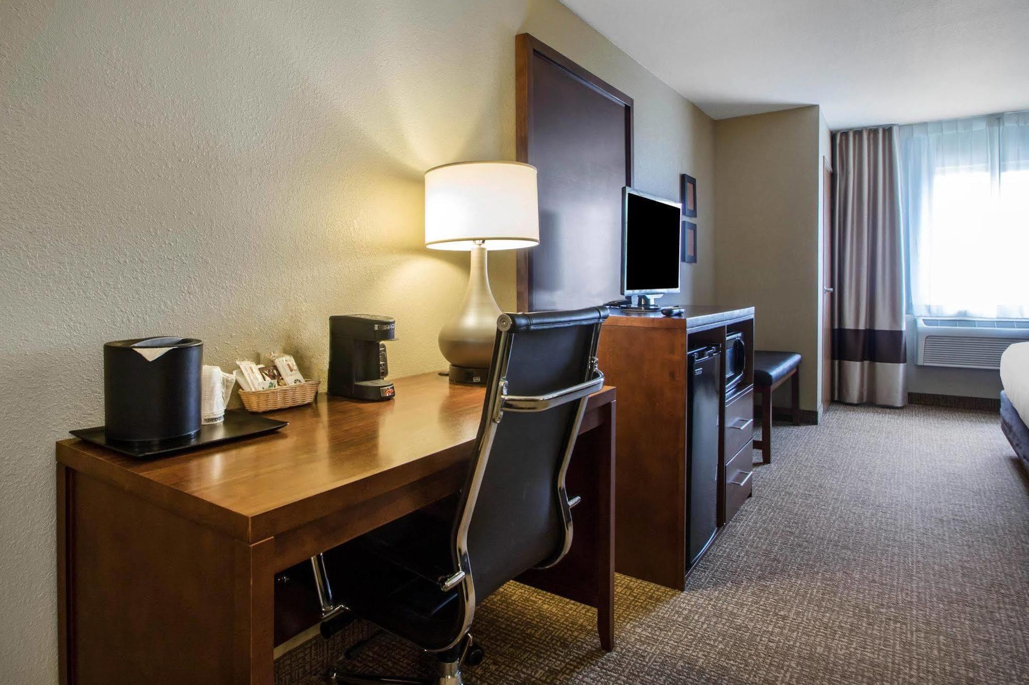 Comfort Suites Johnson Creek Conference Center Экстерьер фото